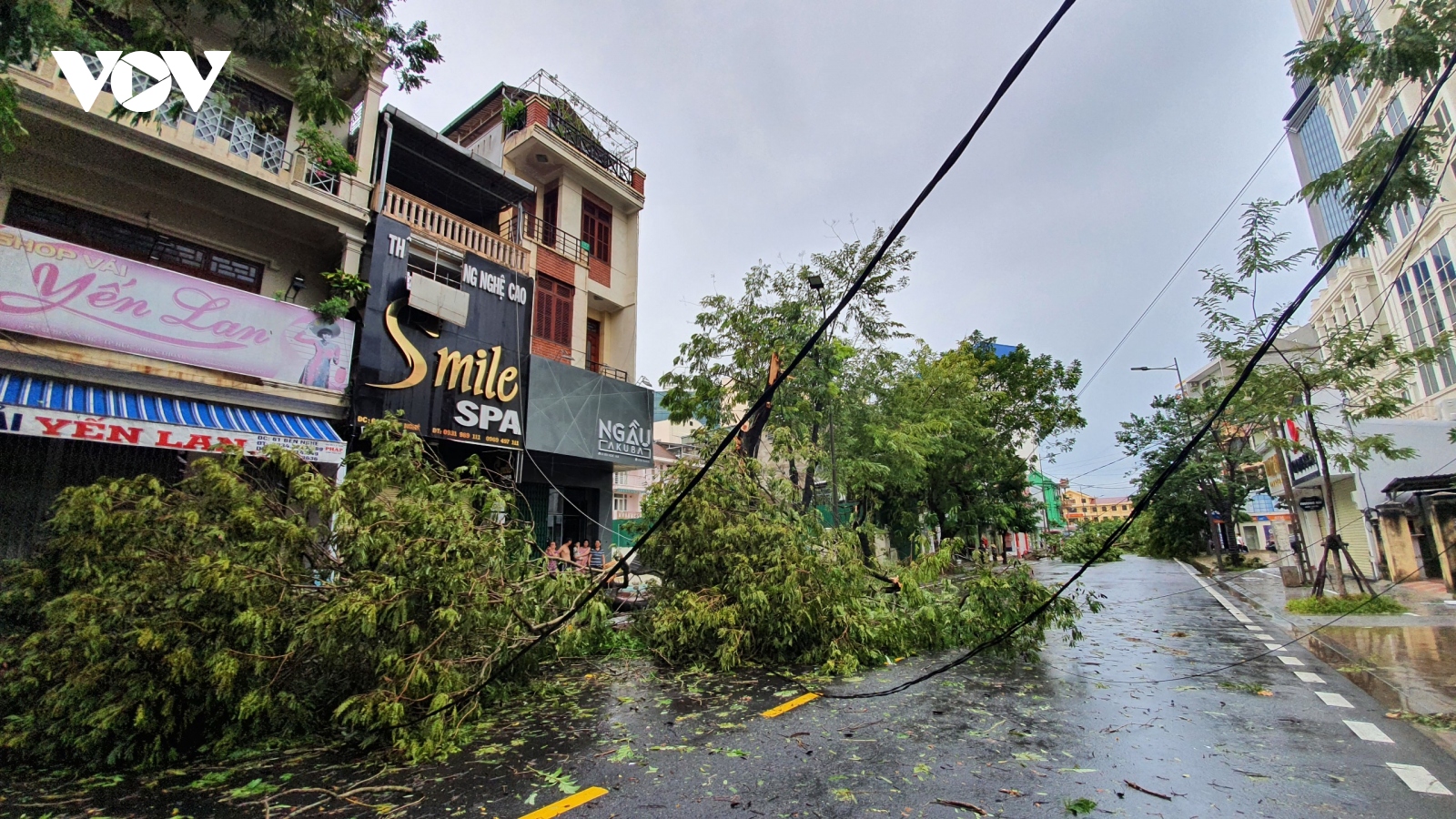 Ảnh: Bão số 5 đổ bộ gây nhiều thiệt hại ở Thừa Thiên Huế, Quảng Trị